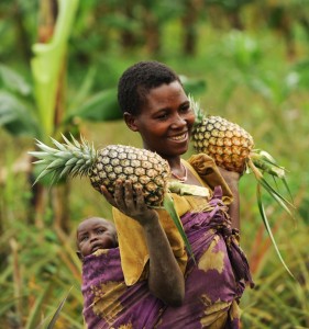 Mutter mit Ananas